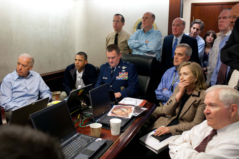 Illustration for article titled Tiny Advisor Who Lived In Obama’s Ear Dead At 83